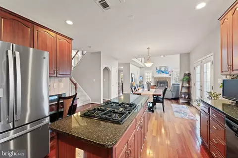 Kitchen - 43387 La Belle Pl, Ashburn, VA 20147 photo 5 of 7