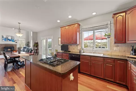 Kitchen - 43387 La Belle Pl, Ashburn, VA 20147 photo 6 of 7