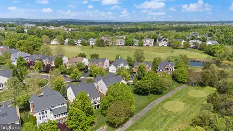 View/Area - 43387 La Belle Pl, Ashburn, VA 20147 photo 9 of 13