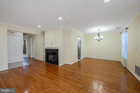 Living - 20602 Cornstalk Ter #101, Ashburn, VA 20147 photo 3 of 4