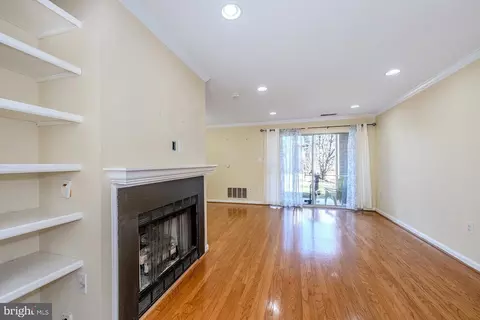 Living - 20602 Cornstalk Ter #101, Ashburn, VA 20147 photo 2 of 4