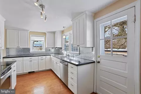 Kitchen - 391 E Colonial Hwy, Hamilton, VA 20158 photo 2 of 3