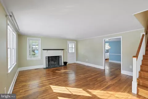 Living - 391 E Colonial Hwy, Hamilton, VA 20158 photo 1 of 2