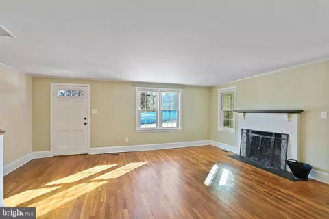 Living - 391 E Colonial Hwy, Hamilton, VA 20158 photo 2 of 2