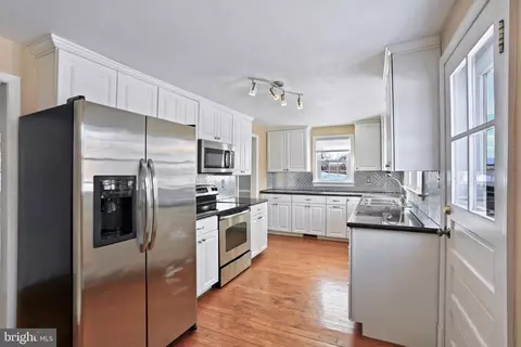 Kitchen - 391 E Colonial Hwy, Hamilton, VA 20158 photo 1 of 3