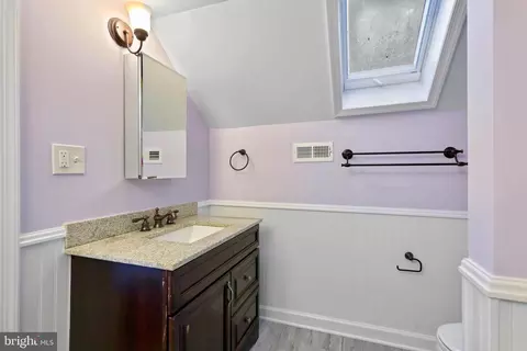 Bath - 391 E Colonial Hwy, Hamilton, VA 20158 photo 4 of 6