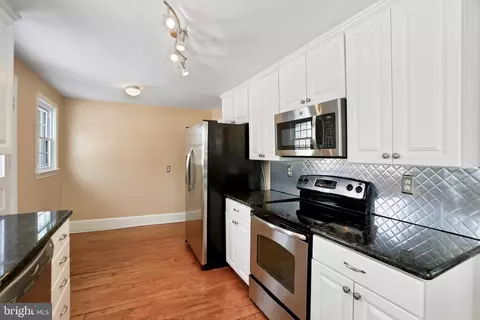 Kitchen - 391 E Colonial Hwy, Hamilton, VA 20158 photo 3 of 3