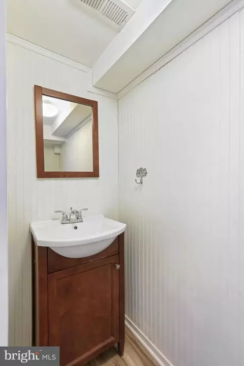 Bath - 391 E Colonial Hwy, Hamilton, VA 20158 photo 6 of 6
