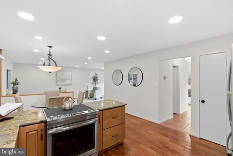 5 Wiltshire Ct E, Sterling, VA 20165 photo 4