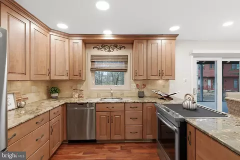 5 Wiltshire Ct E, Sterling, VA 20165 photo 2