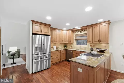 5 Wiltshire Ct E, Sterling, VA 20165 photo 3