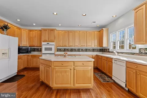 Kitchen - 43969 Tavern Dr, Ashburn, VA 20147 photo 1 of 4