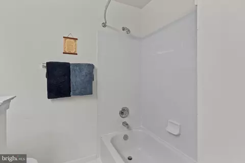 Bath - 43969 Tavern Dr, Ashburn, VA 20147 photo 6 of 6