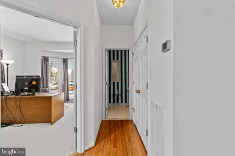 Entry Way - 43969 Tavern Dr, Ashburn, VA 20147 photo 3 of 10