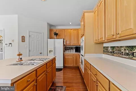 Kitchen - 43969 Tavern Dr, Ashburn, VA 20147 photo 3 of 4