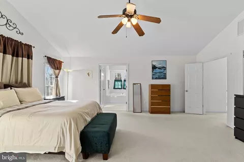 Bedroom - 43969 Tavern Dr, Ashburn, VA 20147 photo 3 of 5