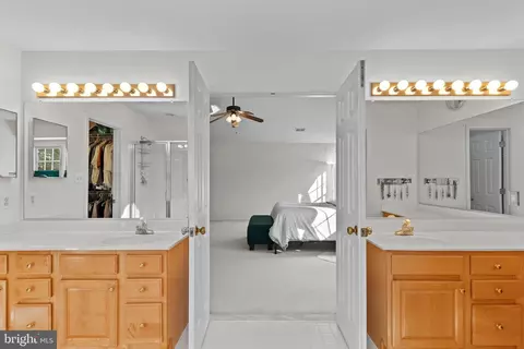 Entry Way - 43969 Tavern Dr, Ashburn, VA 20147 photo 6 of 10