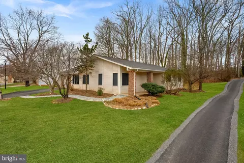 103 E Meadowland Ln, Sterling, VA 20164