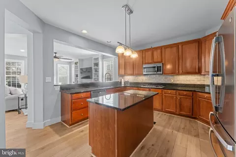 Kitchen - 43344 Markham Pl, Ashburn, VA 20147 photo 2 of 5