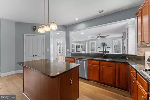 Kitchen - 43344 Markham Pl, Ashburn, VA 20147 photo 5 of 5