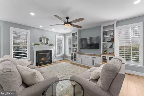 Living - 43344 Markham Pl, Ashburn, VA 20147 photo 2 of 6