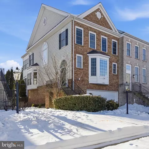 18544 Pineview Sq, Leesburg, VA 20176