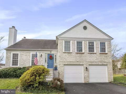 48 Mcpherson Cir, Sterling, VA 20165