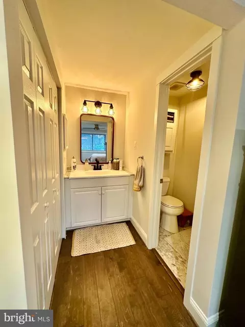 Bath - 19 Carousel Ct, Sterling, VA 20164 photo 2 of 5
