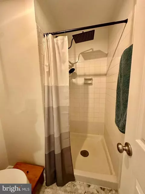 Bath - 19 Carousel Ct, Sterling, VA 20164 photo 3 of 5