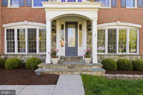 Exterior - 22475 Forest Manor Dr, Ashburn, VA 20148 photo 4 of 9