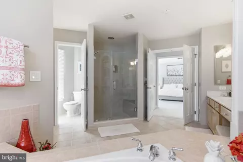 Bath - 22475 Forest Manor Dr, Ashburn, VA 20148 photo 5 of 9