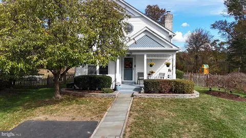 32 Fenton Wood Dr, Sterling, VA 20165