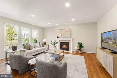 Living - 20807 Fenwick Dr, Ashburn, VA 20147 photo 3 of 7