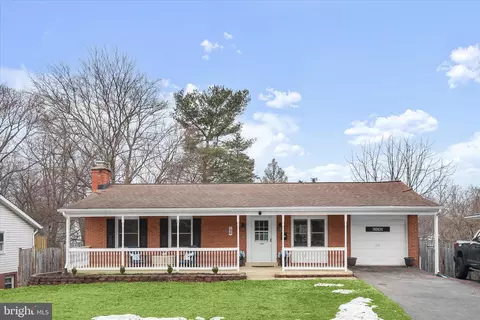 709 W Poplar Rd, Sterling, VA 20164