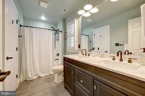 Bath - 24154 Corktree Ln, Aldie, VA 20105 photo 6 of 8