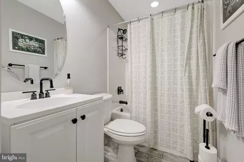 Bath - 24154 Corktree Ln, Aldie, VA 20105 photo 8 of 8