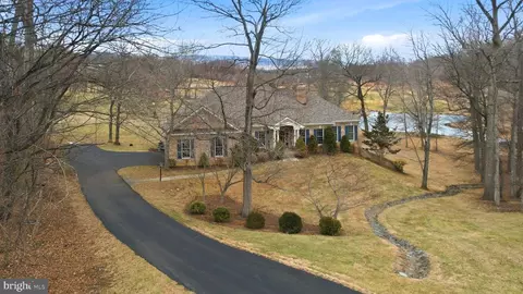 18051 Turnberry Dr, Round Hill, VA 20141