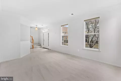 Living - 20525 Lansing Ter, Ashburn, VA 20147 photo 4 of 8