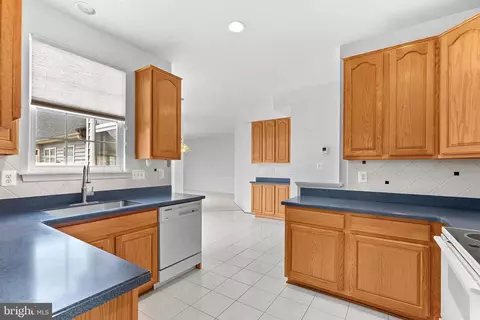 Kitchen - 20525 Lansing Ter, Ashburn, VA 20147 photo 4 of 5