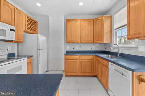 Kitchen - 20525 Lansing Ter, Ashburn, VA 20147 photo 2 of 5