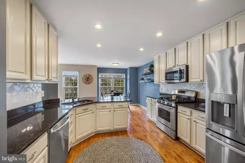 20627 Glenmere Sq, Sterling, VA 20165 photo 2