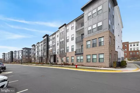 23639 Golden Embers Sq #105, Ashburn, VA 20148