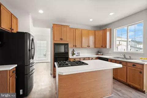 Kitchen - 20504 Deerwatch Pl, Ashburn, VA 20147 photo 5 of 7