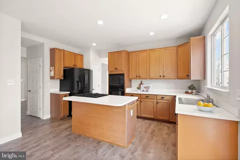 Kitchen - 20504 Deerwatch Pl, Ashburn, VA 20147 photo 6 of 7