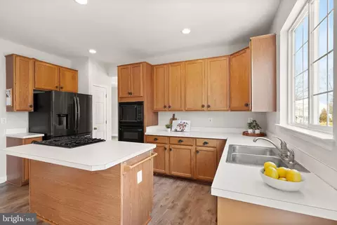 Kitchen - 20504 Deerwatch Pl, Ashburn, VA 20147 photo 3 of 7