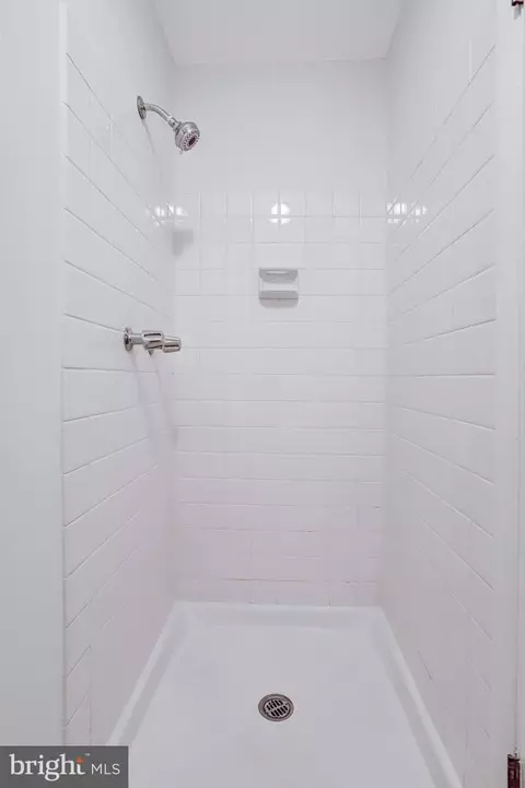 Bath - 9 Wrightwood Pl, Sterling, VA 20164 photo 3 of 4