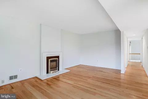 Living - 9 Wrightwood Pl, Sterling, VA 20164 photo 4 of 6