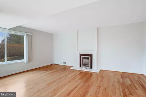Living - 9 Wrightwood Pl, Sterling, VA 20164 photo 3 of 6