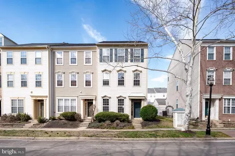 43538 Mink Meadows St, Chantilly, VA 20152