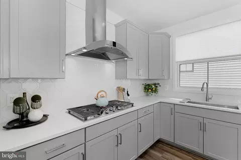 Kitchen - 21340 Rainier Ln, Broadlands, VA 20148 photo 2 of 3
